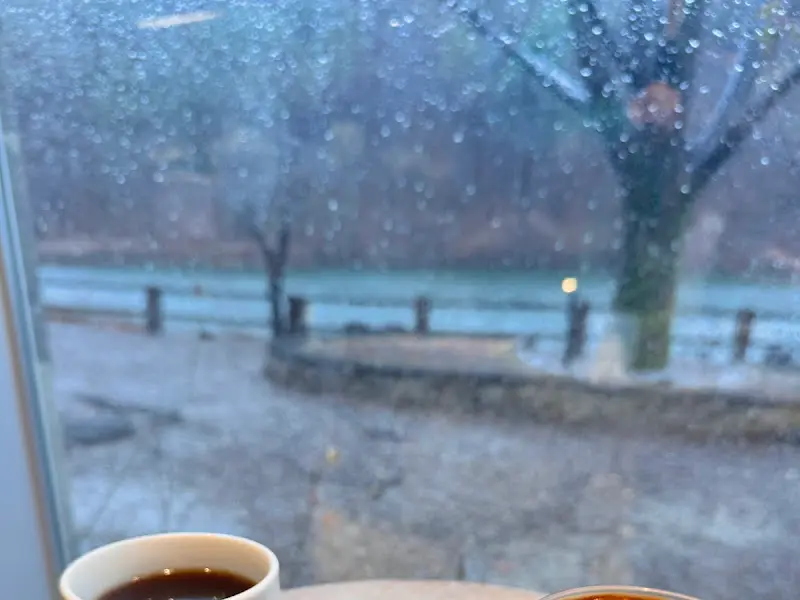 통유리창 너머로 보이는 저수지 뷰