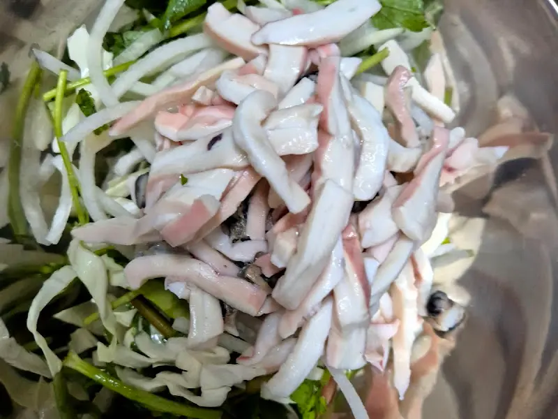 싱싱한 오징어와 채소가 듬뿍 들어간 무침회