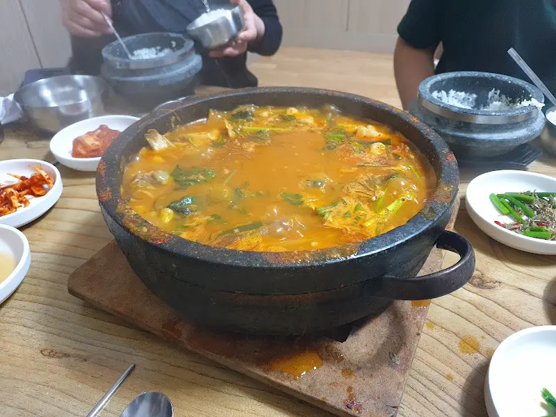 메기 매운탕과 돌솥밥