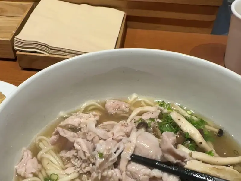 숯고기 국수 근접샷