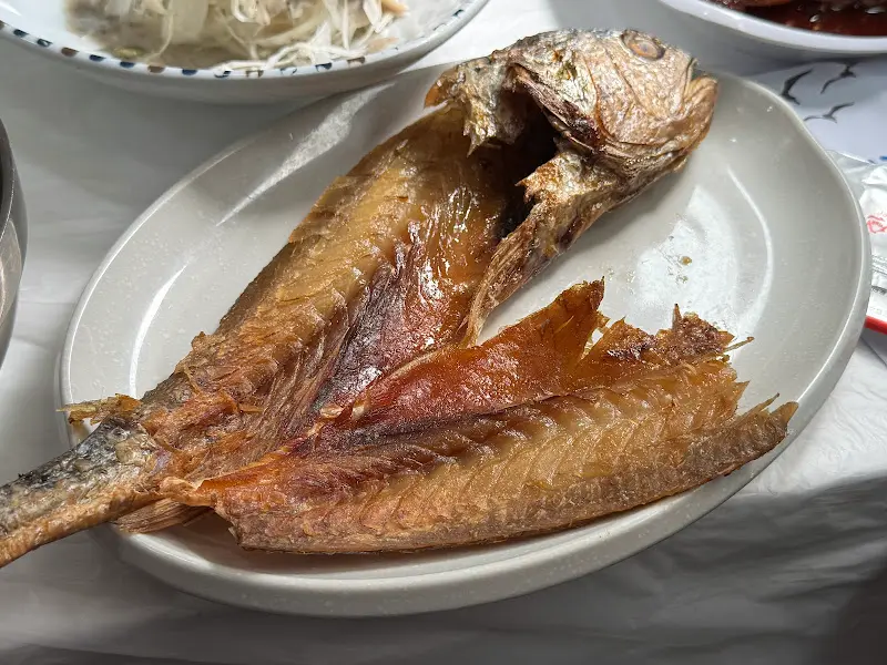 윤기가 흐르는 먹음직스러운 조기구이