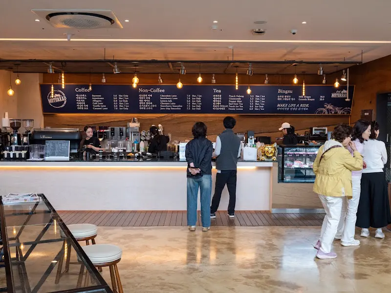 메뉴를 주문하는 사람들