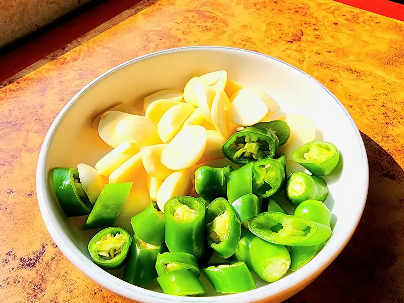 쌈 채소와 함께 제공되는 마늘과 고추