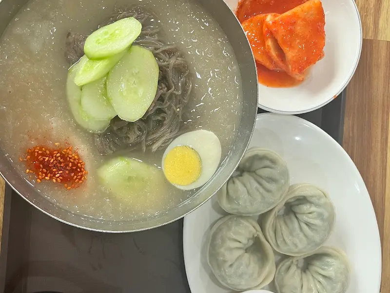 물냉면, 만두, 김치