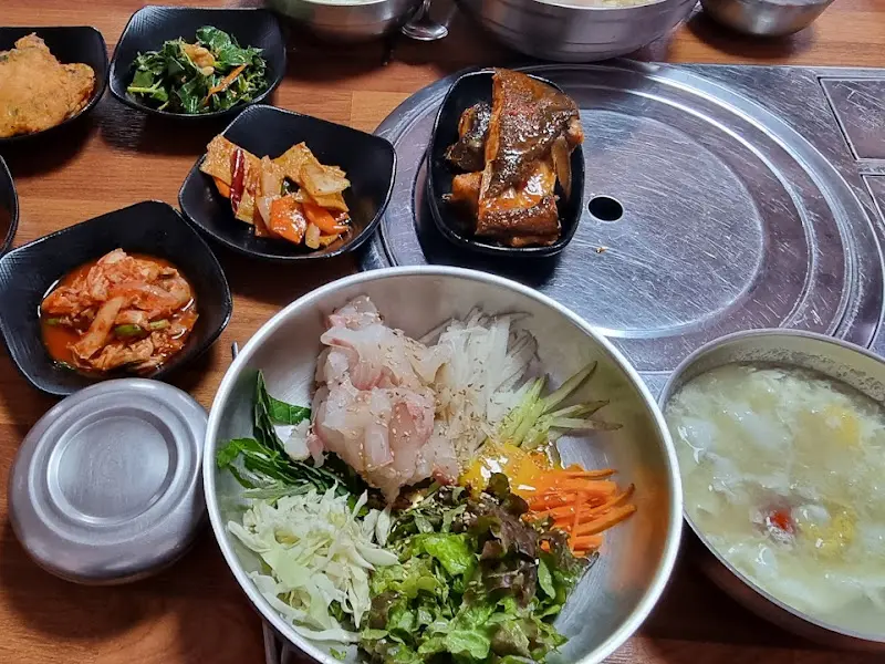 회덮밥과 밑반찬