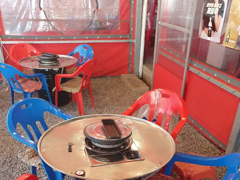 야외 테이블 전경