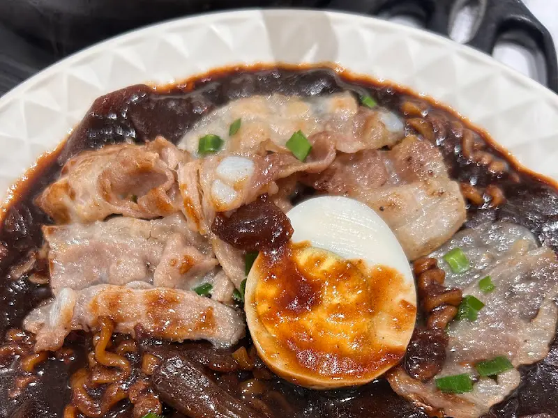 흑돼지 김치 짜장면