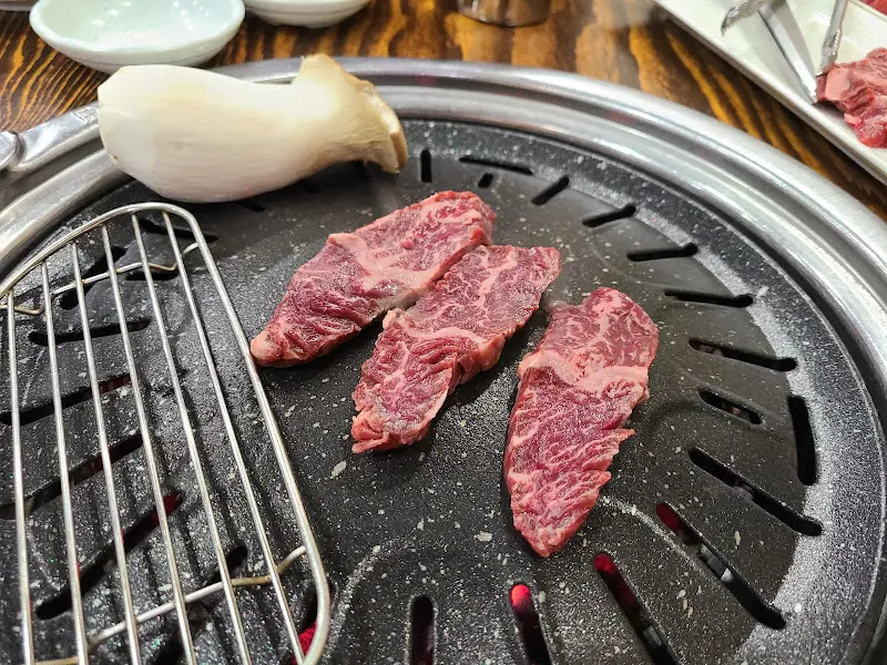 숯불 위에 올려진 고기