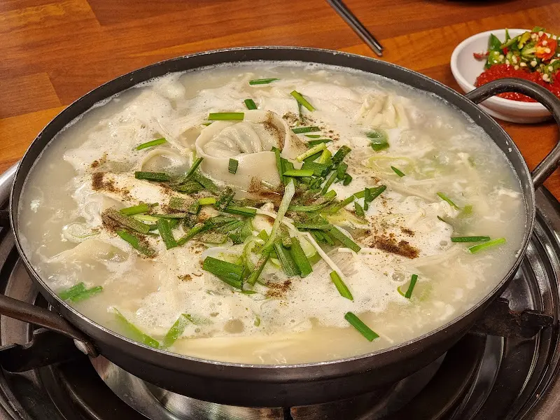 뽀얀 닭한마리 칼국수