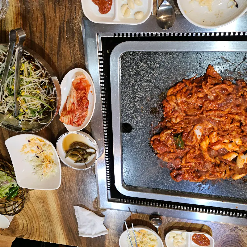 푸짐한 오리 주물럭 한 상 차림