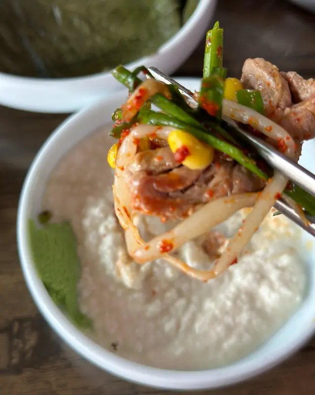 마 소스에 찍어 먹는 오리고기