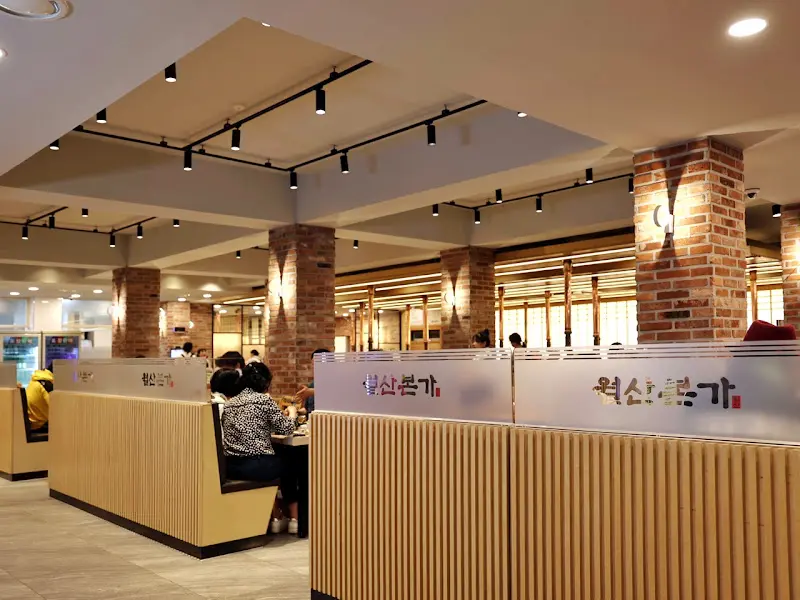 넓고 깔끔한 내부