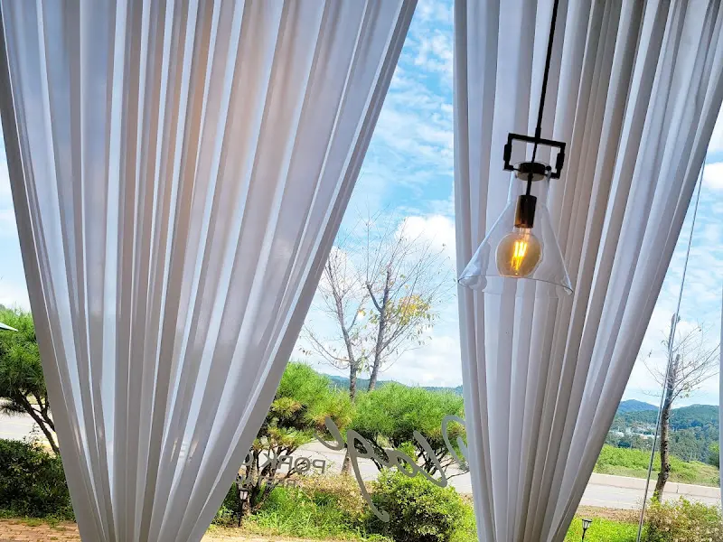 통창으로 보이는 드들강 뷰