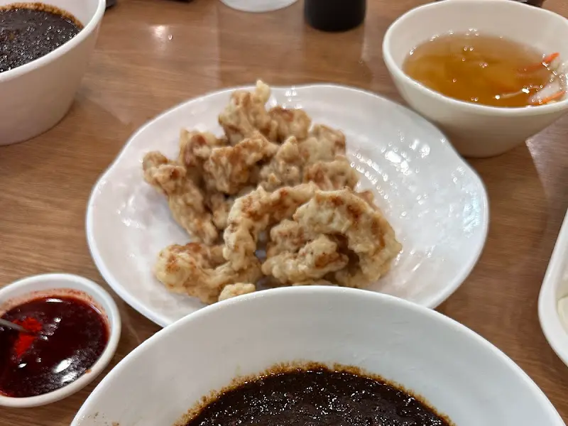 유니짜장과 탕수육 한 상 차림