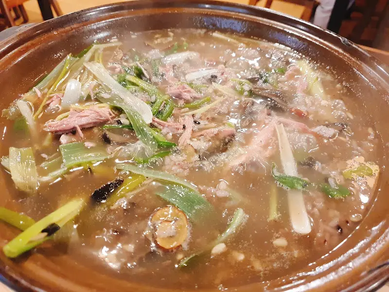 능이백숙 국물 속 닭고기