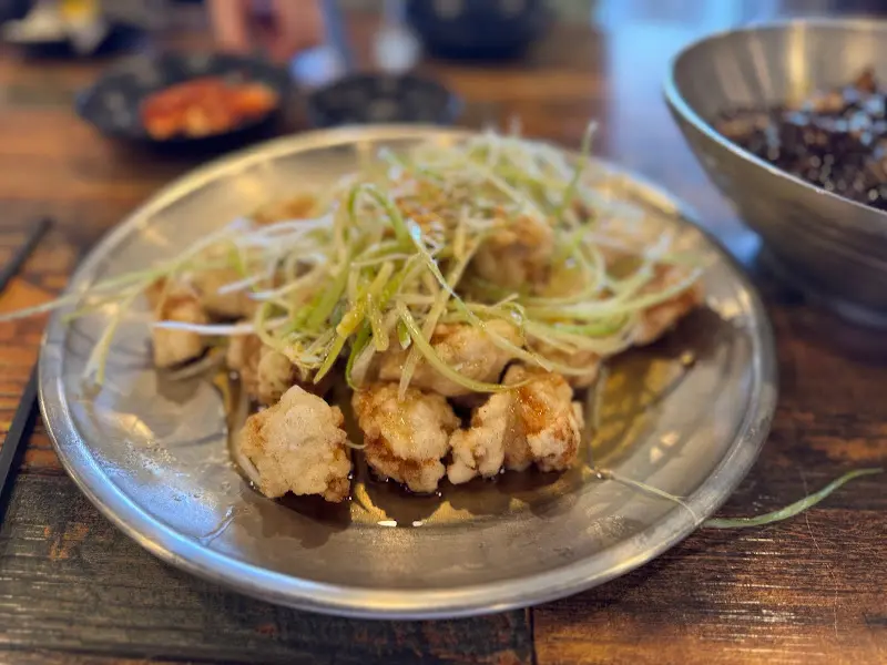 파채가 듬뿍 올려진 탕수육