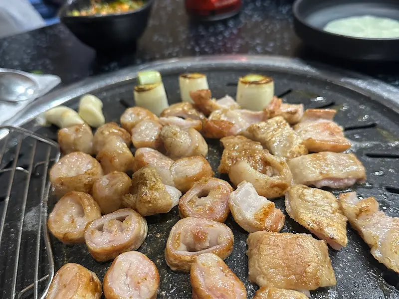 노릇하게 구워진 막창과 대파