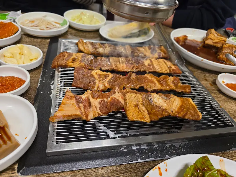 노릇노릇 익어가는 돼지갈비