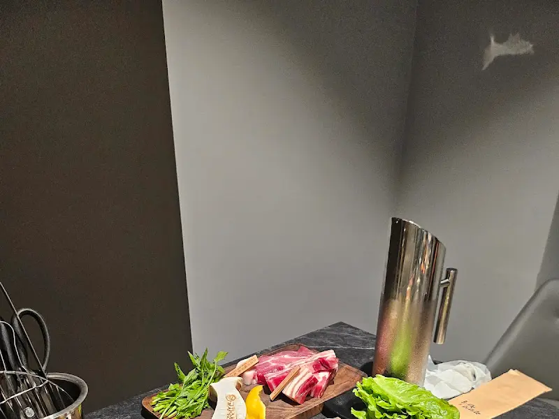 테이블 옆 공간