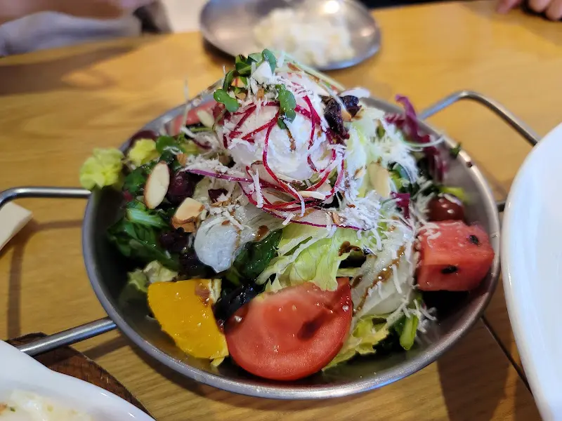 싱싱한 채소와 리코타 치즈가 듬뿍 들어간 샐러드