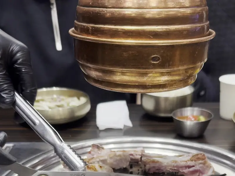 숯불 위에서 익어가는 돼지갈비