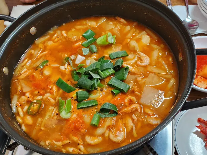 쑥갓이 올려진 새우매운탕