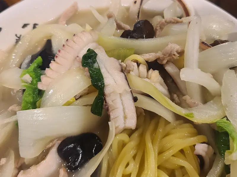 탱글탱글한 면발이 돋보이는 백짬뽕