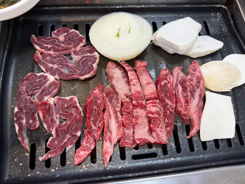 숯불 위에서 익어가는 갈비살