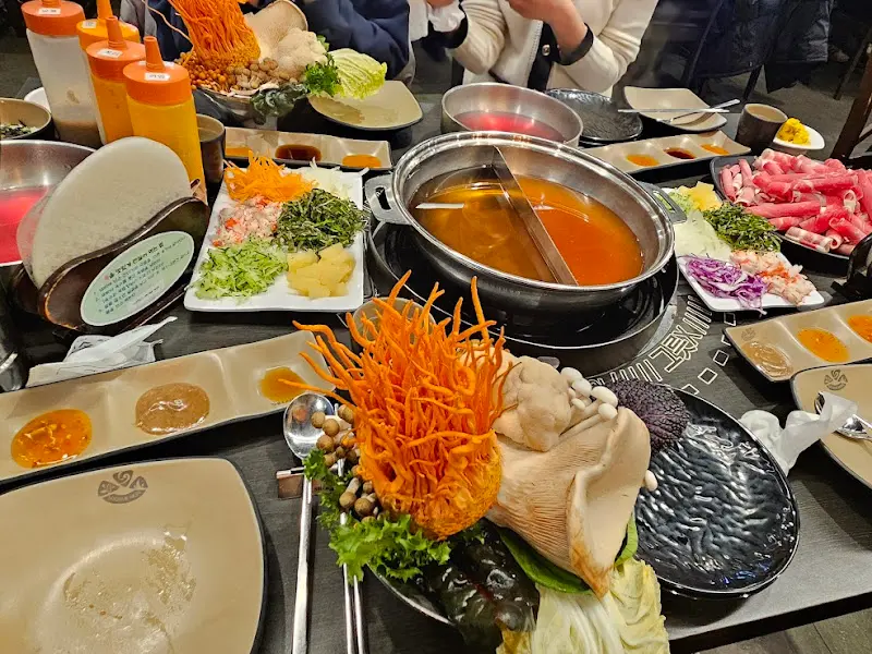 테이블 가득 차려진 샤브샤브 재료