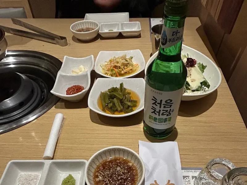 밑반찬과 함께 놓인 소주병