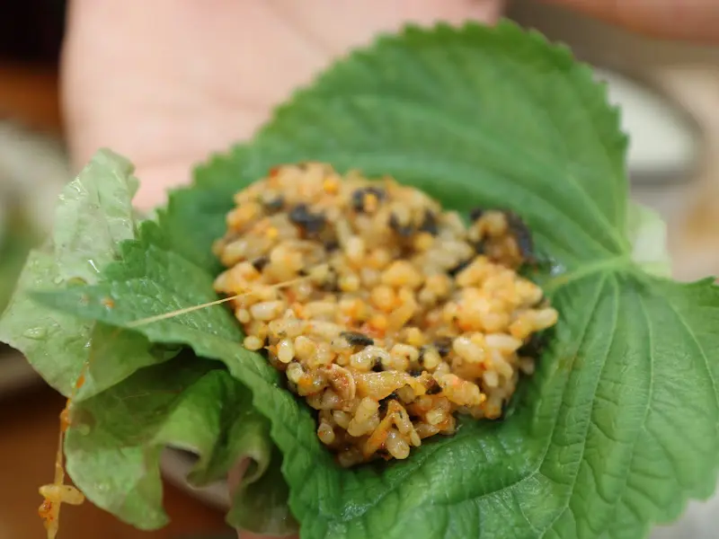 깻잎에 싸 먹는 볶음밥
