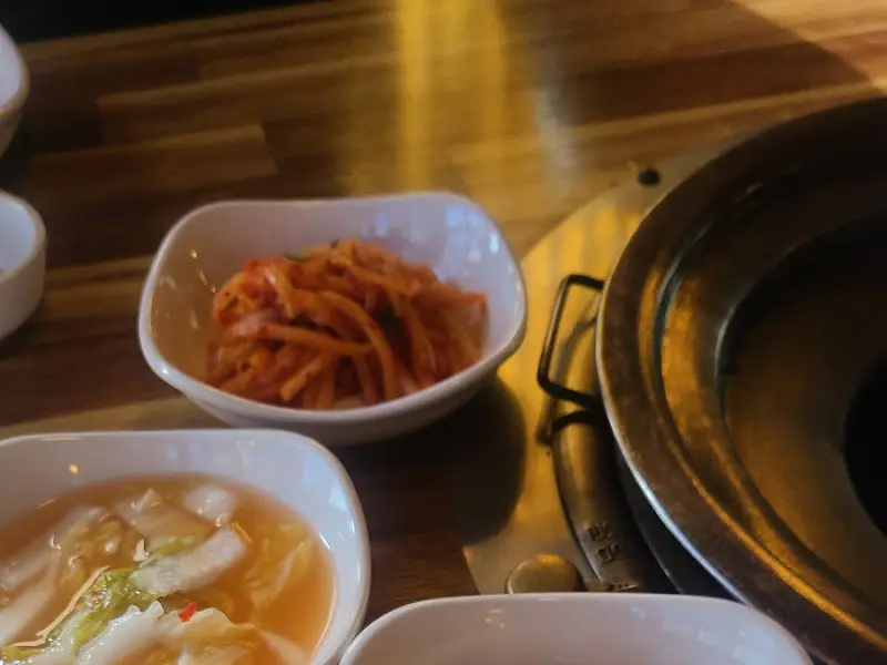 오리구이와 함께 정갈하게 차려진 밑반찬