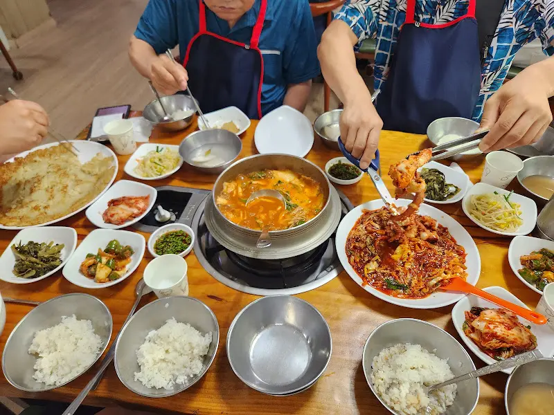 테이블 위에 놓인 감자전과 갈매운탕
