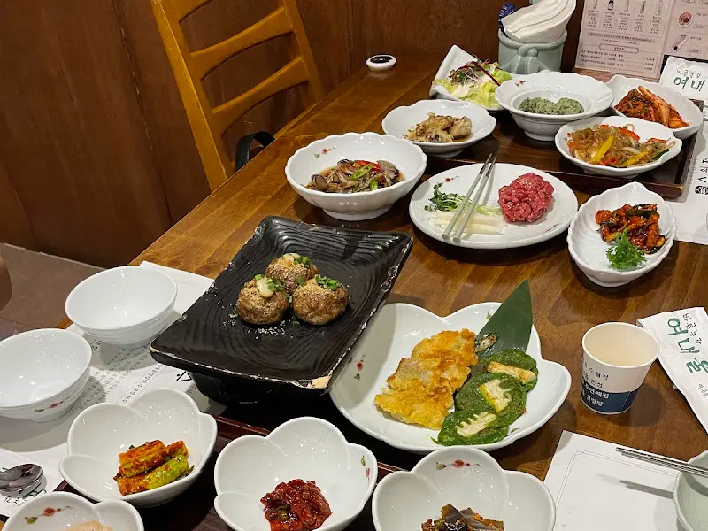 한상 가득 차려진 음식