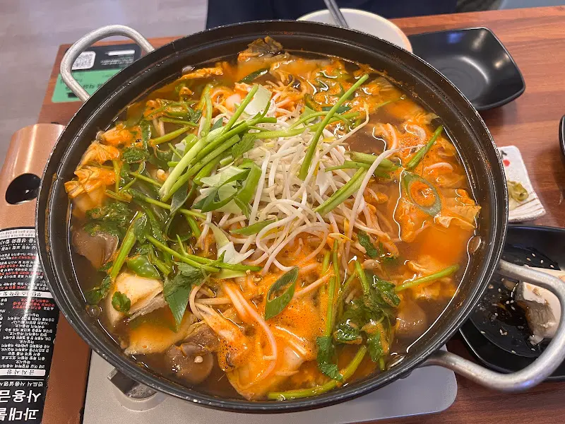 싱싱한 해산물과 야채가 가득한 얼큰한 국물 요리