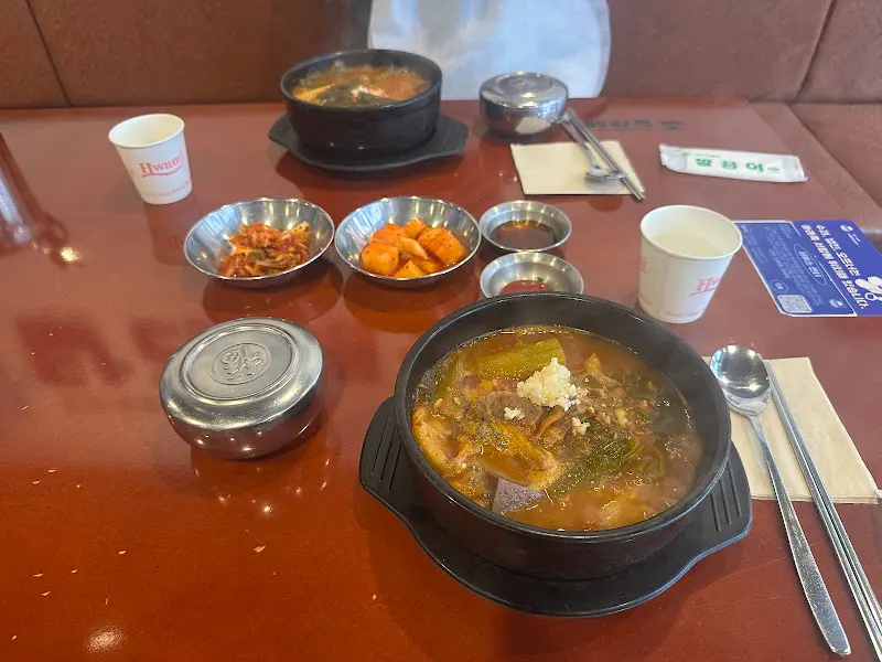 테이블 위에 놓인 해장국과 깍두기, 김치 등 밑반찬