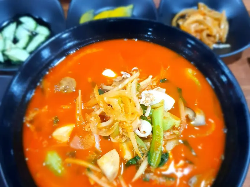 빨간 국물이 인상적인 짬뽕