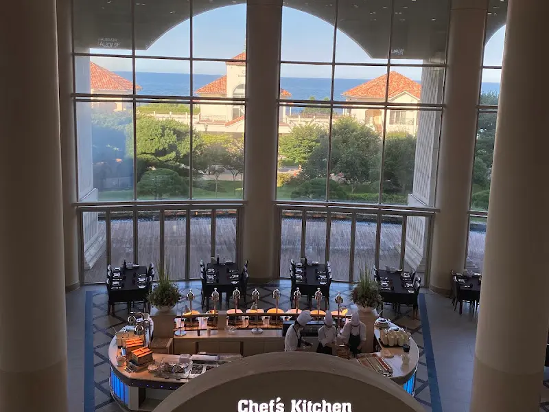 테이블이 놓여진 레스토랑 내부