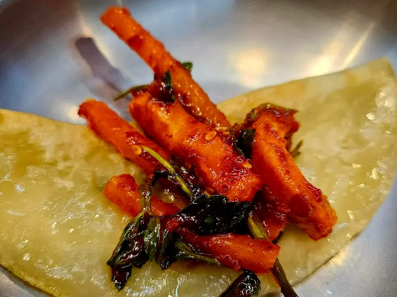 납작 만두와 오징어 무침회의 만남