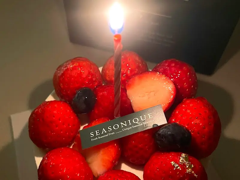 촛불이 켜진 딸기 케이크