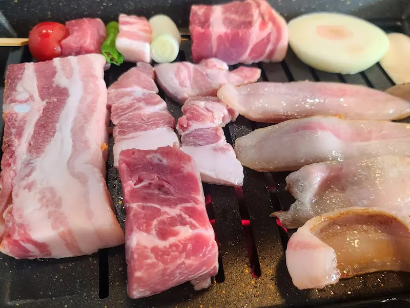 불판 위에 올려진 다양한 종류의 고기