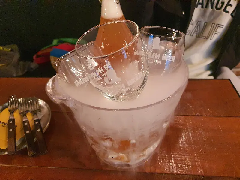 얼음통에 담긴 맥주잔