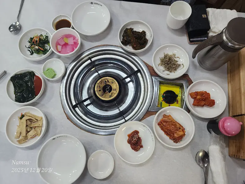 깔끔하게 정돈된 테이블 세팅