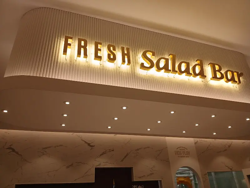 신선한 샐러드바를 알리는 조명 간판