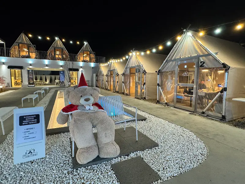 텐트 앞 곰인형