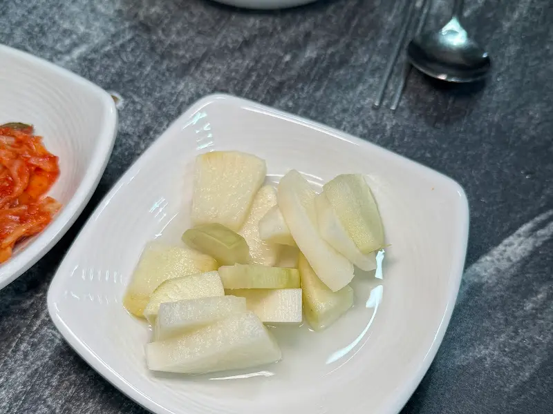 밑반찬으로 제공되는 동치미 무