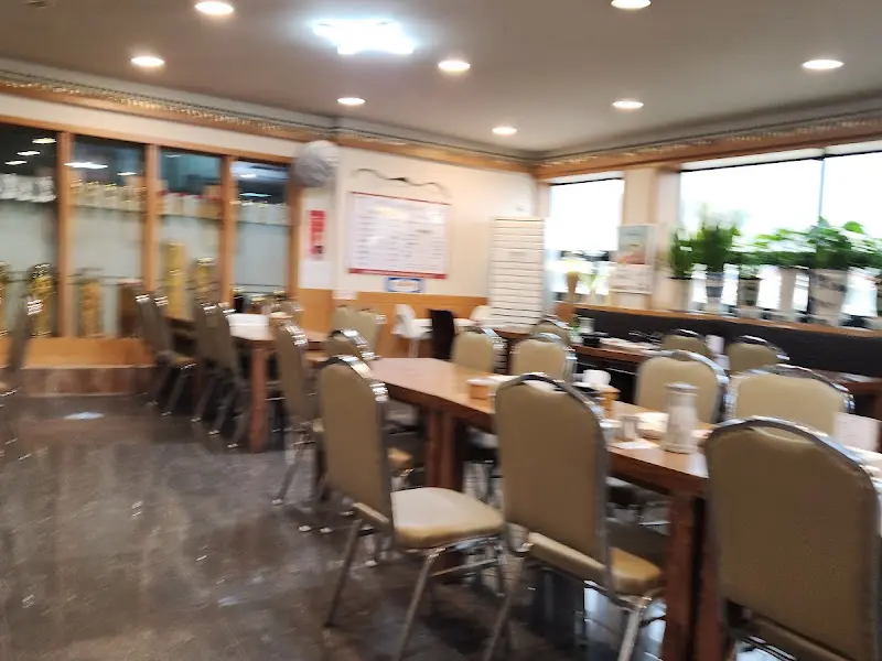 김정이삼계탕 내부 테이블 세팅