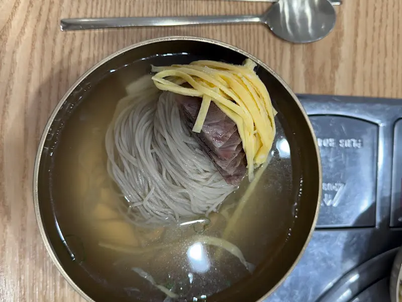 놋 쟁반에 담겨져 나온 평양냉면