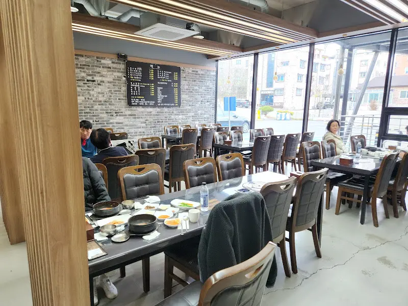 넓고 깔끔한 식당 내부