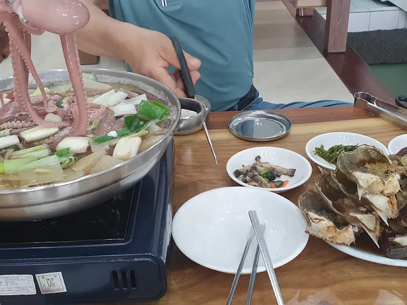 연포탕을 맛보는 모습